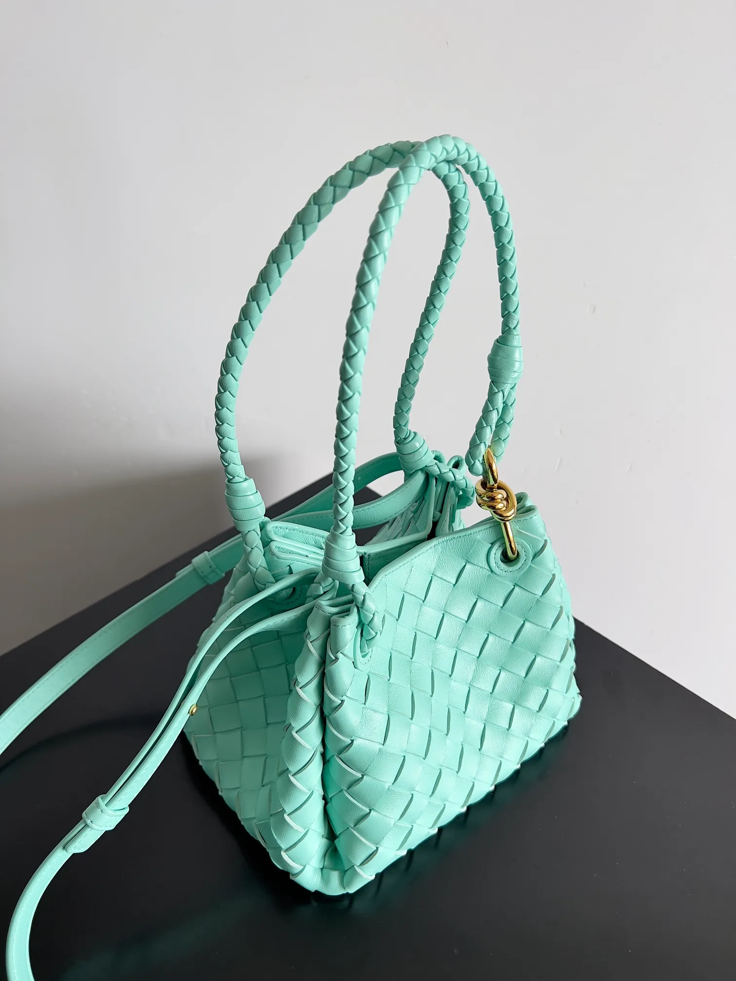 Batch 1760 BV home is new! Andiamo combines the Bottega Veneta archive parachute handbag to inherit retro elements and integrate modern trends. The same style as Shu Qi's in Beijing Night. It is a continuation of the classic bag. It has three functions: hand carry, shoulder and cross-body. It is embellished with metal brass knot buckles. It is small and has an amazing capacity. It can easily hold sunglasses in a box / small bottle of water / powder powder / charger and other daily necessities when going out. The upper body is versatile. Style number: 796569 Size: 21*17*16.5cm